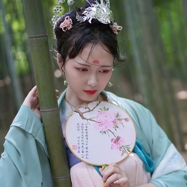 嬌艷帶團扇女生頭像，唯美古風(fēng)真人頭像