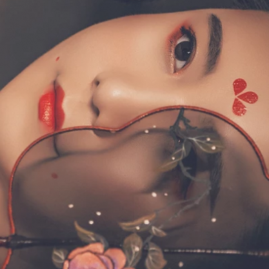 嬌艷帶團(tuán)扇紅衣女生頭像，唯美古風(fēng)真人頭像