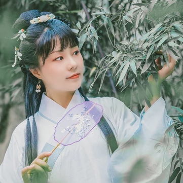 庭院帶團(tuán)扇女生頭像，唯美古風(fēng)真人頭像