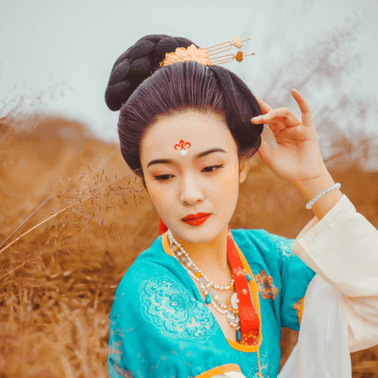紅妝帶折扇女生頭像，唯美古風真人頭像