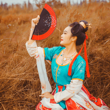 紅妝帶折扇女生頭像，唯美古風真人頭像