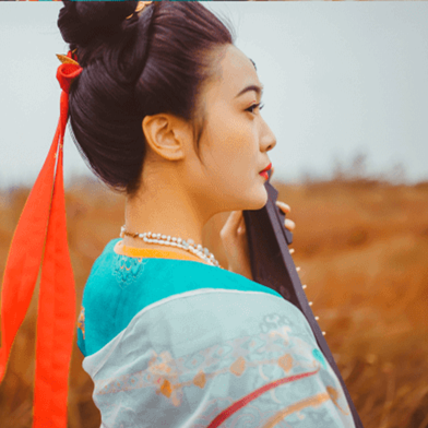 紅妝帶折扇女生頭像，唯美古風真人頭像