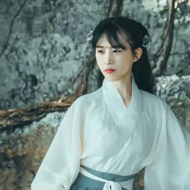 素衣帶傘和團扇女生頭像，唯美古風真人頭像