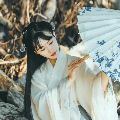素衣帶傘和團扇女生頭像，唯美古風真人頭像