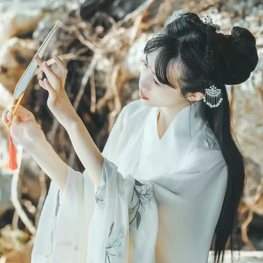 素衣帶傘和團扇女生頭像，唯美古風真人頭像