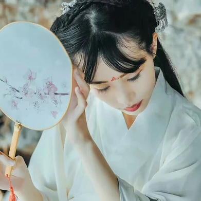 素衣帶傘和團扇女生頭像，唯美古風(fēng)真人頭像