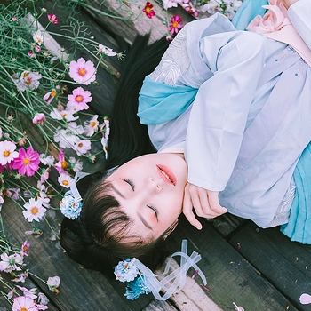 花叢中女生頭像，唯美古風(fēng)真人頭像
