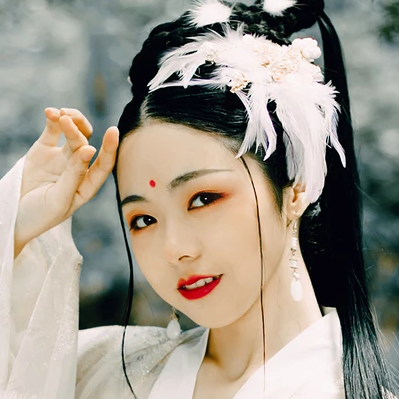 羽毛下雪白衣女生頭像，唯美古風(fēng)真人頭像