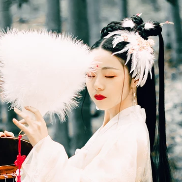 羽毛下雪白衣女生頭像，唯美古風(fēng)真人頭像