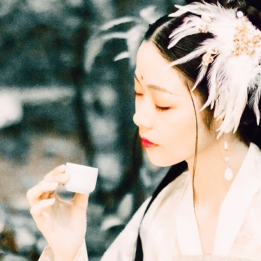 羽毛下雪白衣女生頭像，唯美古風(fēng)真人頭像