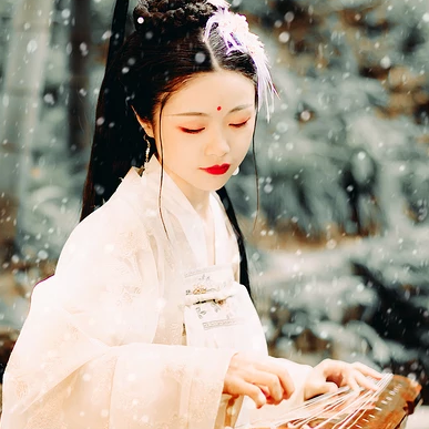 羽毛下雪白衣女生頭像，唯美古風(fēng)真人頭像
