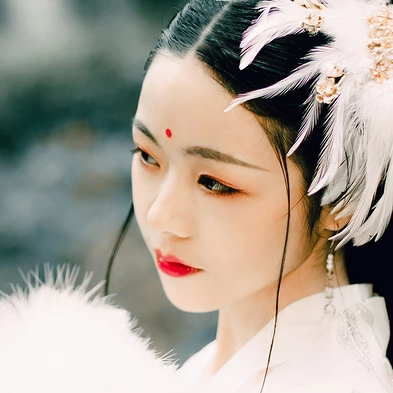 羽毛下雪白衣女生頭像，唯美古風(fēng)真人頭像