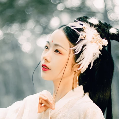 羽毛下雪白衣女生頭像，唯美古風(fēng)真人頭像