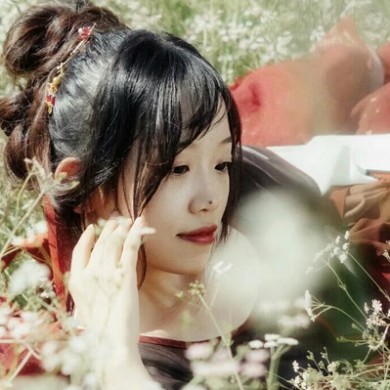 花叢中帶折扇女生頭像，唯美古風(fēng)真人頭像