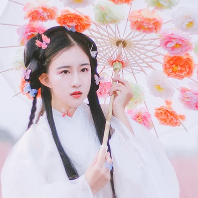 蝶花帶傘女生頭像，唯美古風(fēng)真人頭像