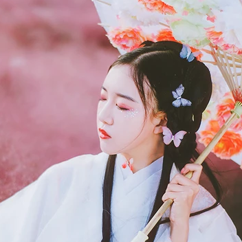 蝶花帶傘女生頭像，唯美古風(fēng)真人頭像