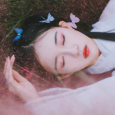 蝶花帶傘女生頭像，唯美古風(fēng)真人頭像