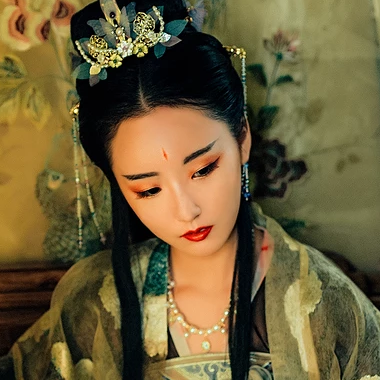 華麗妝容帶團(tuán)扇女子頭像，唯美古風(fēng)真人頭像