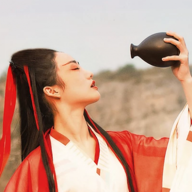 紅衣女子霸氣喝酒頭像，唯美古風(fēng)真人頭像