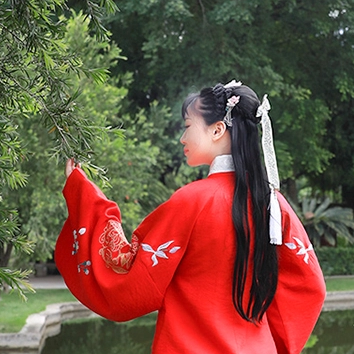 鮮艷紅衣女生頭像，唯美古風(fēng)真人頭像
