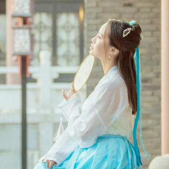 清新帶傘團扇女生頭像，唯美古風(fēng)真人頭像