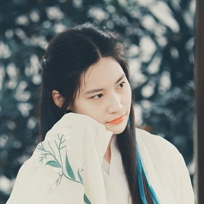 蒙眼帶團(tuán)扇女子頭像，唯美古風(fēng)真人頭像