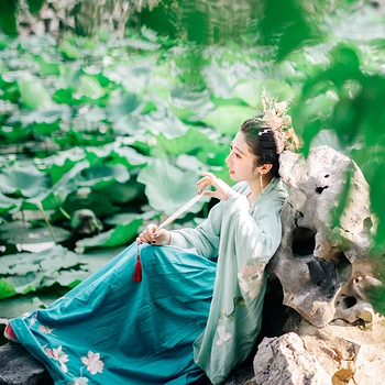 夏日荷塘帶團(tuán)扇少女頭像，唯美古風(fēng)真人頭像