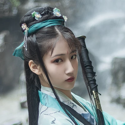 青玉流帶劍少女頭像，唯美古風(fēng)真人頭像