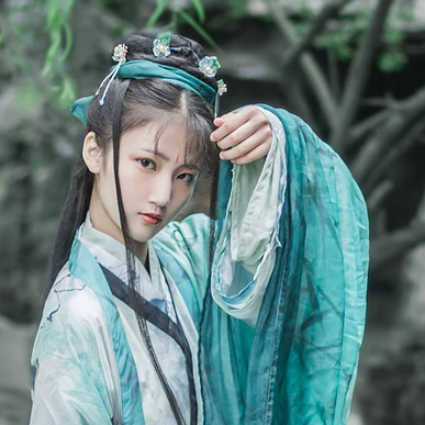 青玉流帶劍少女頭像，唯美古風(fēng)真人頭像