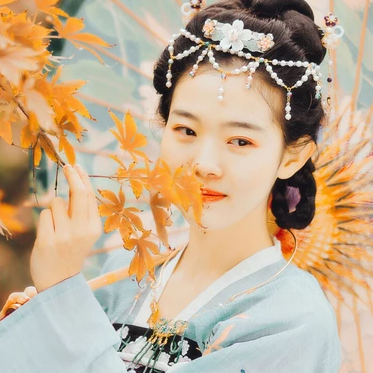 秋意唯美帶傘頭像，唯美古風(fēng)真人女子頭像