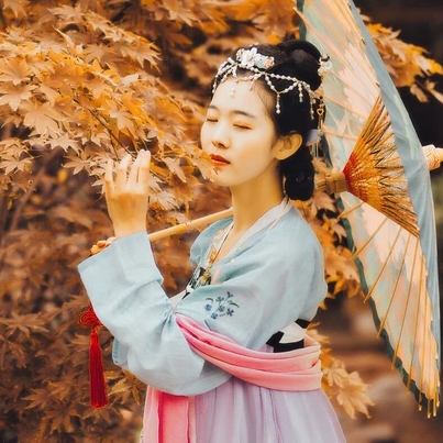 秋意唯美帶傘頭像，唯美古風(fēng)真人女子頭像