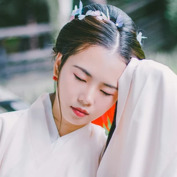 白衣帶折扇女生頭像，唯美古風(fēng)真人頭像