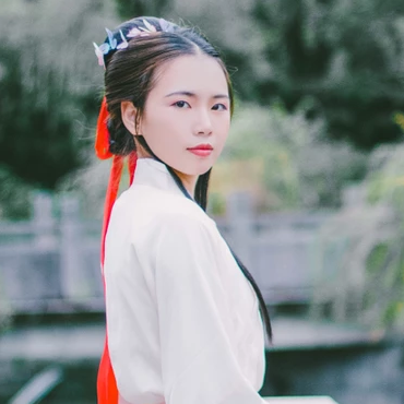 白衣帶折扇女生頭像，唯美古風(fēng)真人頭像