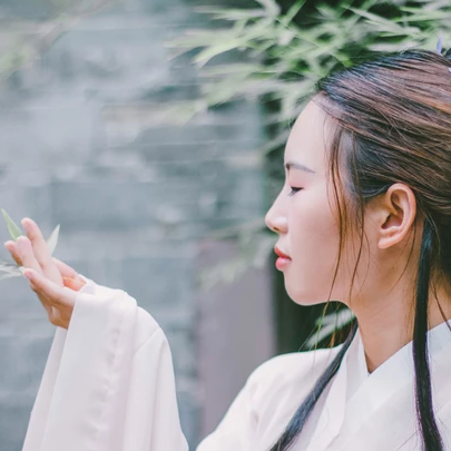白衣帶折扇女生頭像，唯美古風(fēng)真人頭像