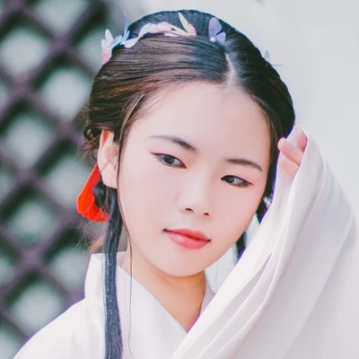 白衣帶折扇女生頭像，唯美古風(fēng)真人頭像