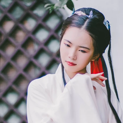 白衣帶折扇女生頭像，唯美古風(fēng)真人頭像