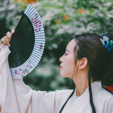 白衣帶折扇女生頭像，唯美古風(fēng)真人頭像