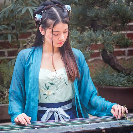 藍(lán)衣帶團(tuán)扇女生頭像，唯美古風(fēng)女子真人頭像