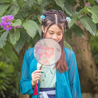 藍(lán)衣帶團(tuán)扇女生頭像，唯美古風(fēng)女子真人頭像