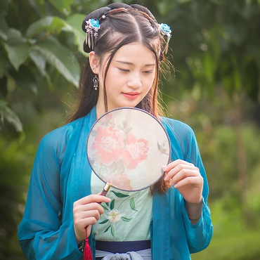 藍(lán)衣帶團(tuán)扇女生頭像，唯美古風(fēng)女子真人頭像