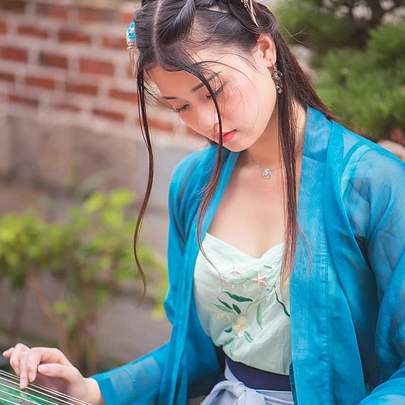藍(lán)衣帶團(tuán)扇女生頭像，唯美古風(fēng)女子真人頭像
