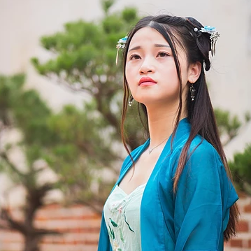 藍(lán)衣帶團(tuán)扇女生頭像，唯美古風(fēng)女子真人頭像