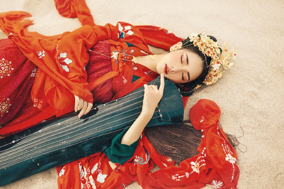 大漠黃沙嫁衣紅裳女子頭像，古風(fēng)艷麗真人頭像