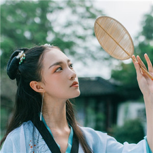 清荷滿塘綠衣小姑娘古風(fēng)頭像，愜意唯美女生頭