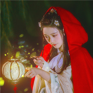 夜深庭間女子古風(fēng)頭像大全，紅斗篷美人qq頭像