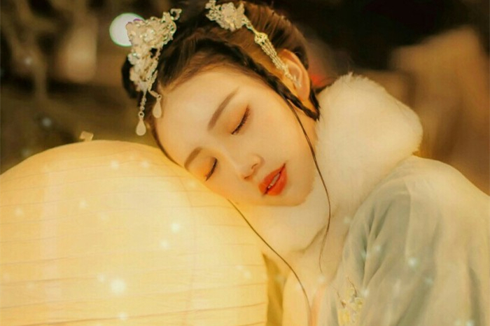 柔美女子攜燈古風(fēng)頭像，婉約中國風(fēng)微信qq頭像