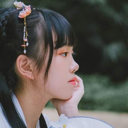 小清新淡藍(lán)色帶團(tuán)扇頭像，唯美古風(fēng)真人頭像
