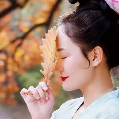 秋風(fēng)落葉女子頭像，唯美古風(fēng)真人頭像