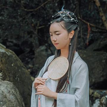 南溪山夢帶傘女生頭像，唯美古風(fēng)真人頭像