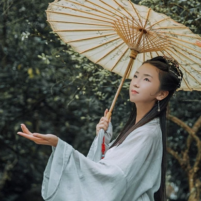 南溪山夢帶傘女生頭像，唯美古風(fēng)真人頭像